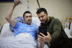 Volodymyr Zelenskyy paid a visit to the wounded defenders of Ukraine undergoing treatment at a military hospital. Credit: Україна