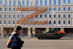 Russian service members drive a tank along a street during a rehearsal for the Victory Day military parade in Moscow, May 4, 2022 [Evgenia Novozhenina/Reuters]