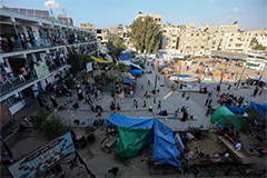 Palestinians displaced from the northern Gaza Strip filled the grounds of a United Nations-run school in Khan Younes